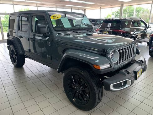 Used 2025 Jeep Wrangler Unlimited Sahara w/ Safety Group AWD/4WD image 10