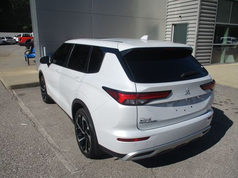 Used 2023 Mitsubishi Outlander SE AWD/4WD image 6