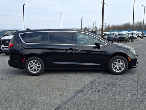 Used 2025 Chrysler Pacifica Select FWD image 7