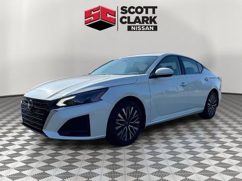 Used 2023 Nissan Altima 2.5 SV FWD image 3