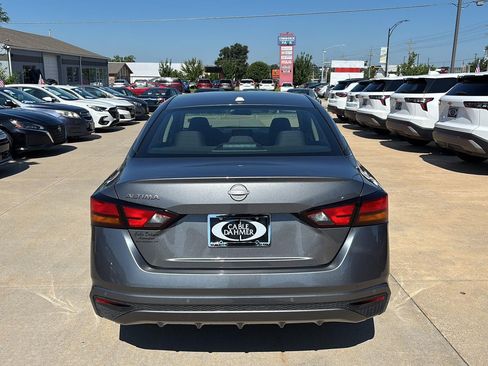Used 2025 Nissan Altima 2.5 SV FWD image 5