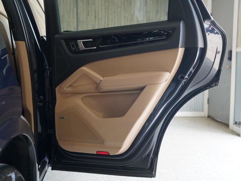 Used 2020 Porsche Cayenne image 38