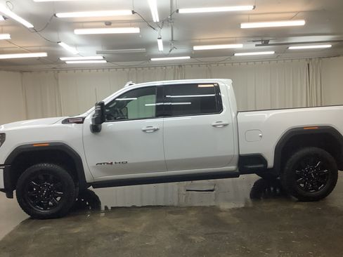 Used 2024 GMC Sierra 2500 AT4 w/ Technology Package AWD/4WD image 9
