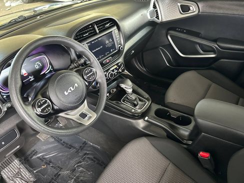Used 2025 Kia Soul LX w/ LX Technology Package FWD image 10