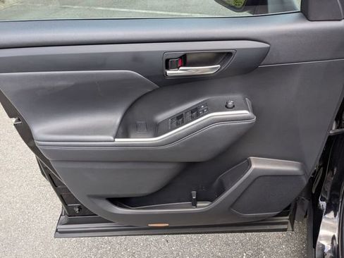 Used 2022 Toyota Highlander XLE FWD image 32
