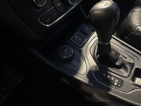 Used 2021 Jeep Cherokee Latitude Lux image 10