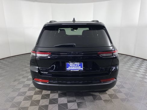 Used 2023 Jeep Grand Cherokee Altitude image 9