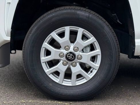Certified 2025 Toyota Tacoma SR5 AWD/4WD image 9