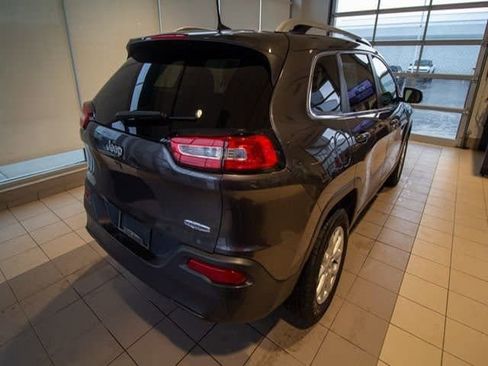 Used 2017 Jeep Cherokee Latitude w/ Cold Weather Group image 9