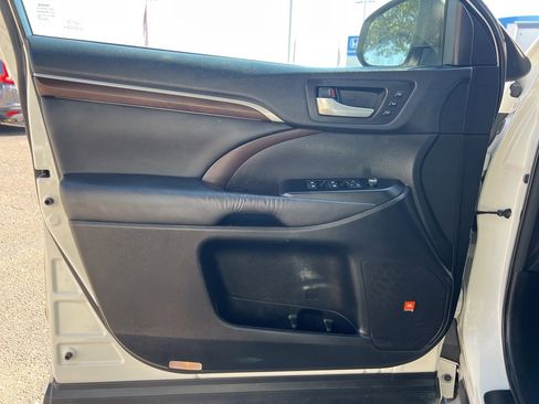 Used 2016 Toyota Highlander Limited image 24