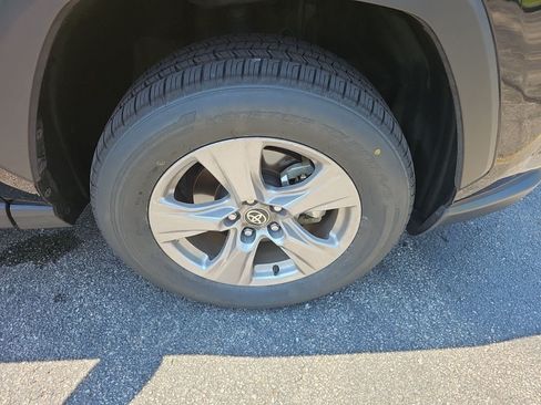 Used 2025 Toyota RAV4 XLE AWD/4WD image 9