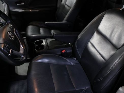 Used 2018 Toyota Sienna SE image 4