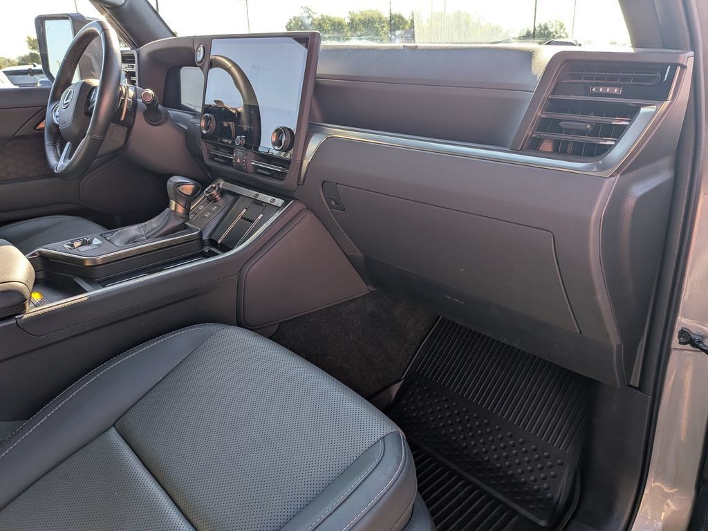Used 2024 Lexus GX 550 w/ Accessory Package (31) AWD/4WD image 31