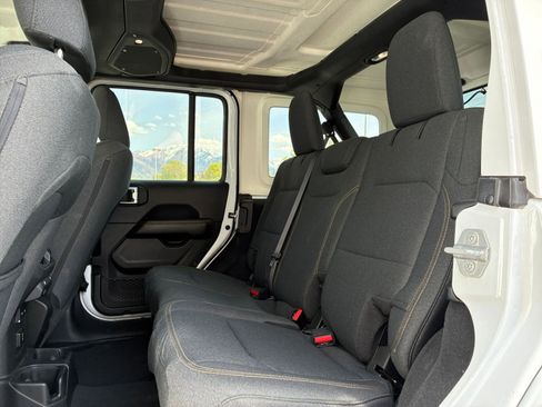 Used 2025 Jeep Wrangler Unlimited Sahara AWD/4WD image 25