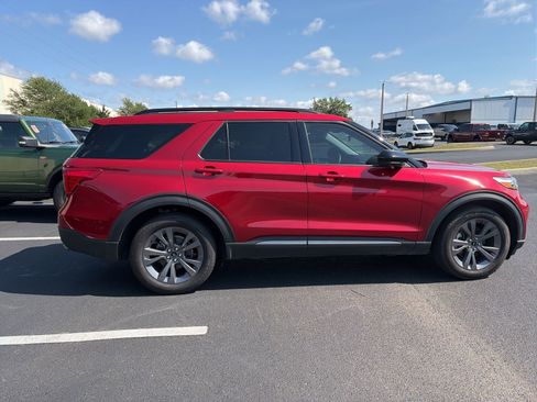 Used 2024 Ford Explorer XLT w/ Equipment Group 202A RWD image 4