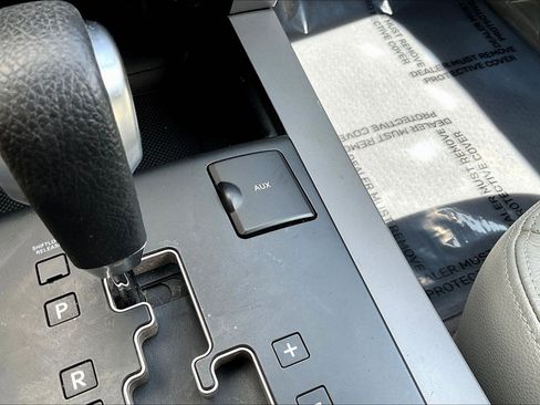 Used 2009 Kia Borrego LX w/ Convenience Pkg image 15