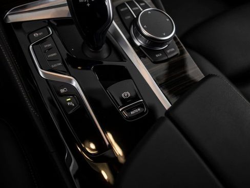 Used 2022 BMW 530e w/ Premium Package image 35