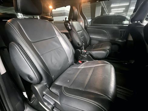 Used 2017 Toyota Sienna SE image 21