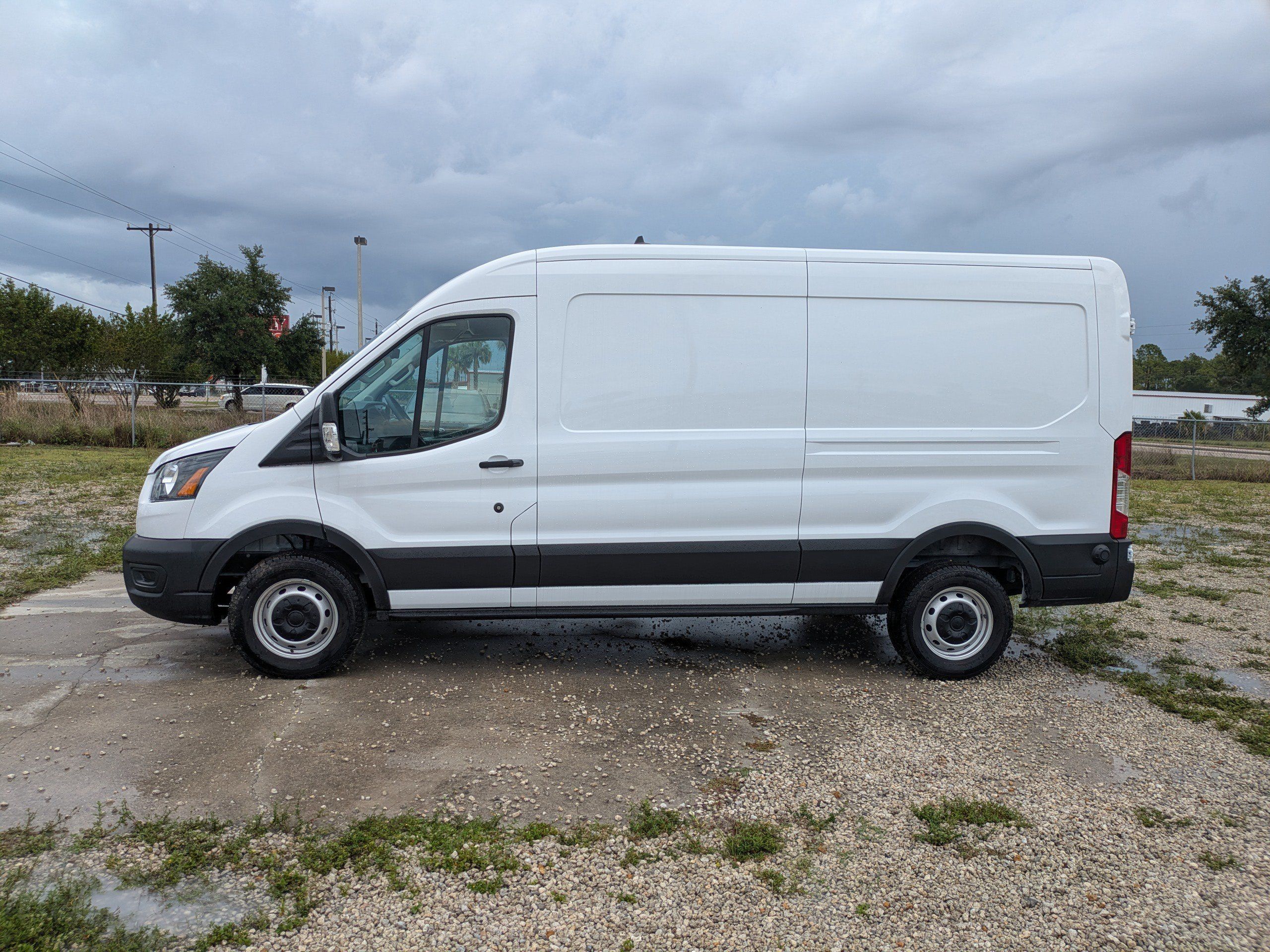 Used 2024 Ford Transit 250 148 Medium Roof RWD image 7
