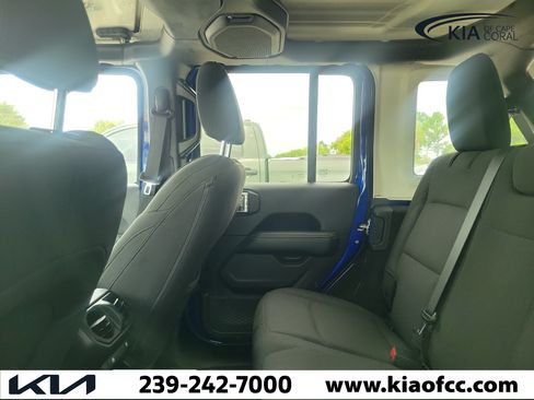 Used 2018 Jeep Wrangler Unlimited Sahara AWD/4WD image 8