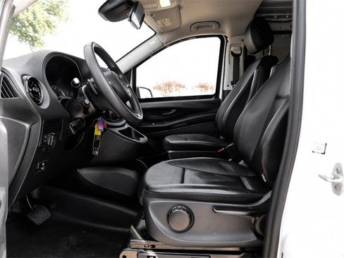 Used 2023 Mercedes-Benz Metris image 3