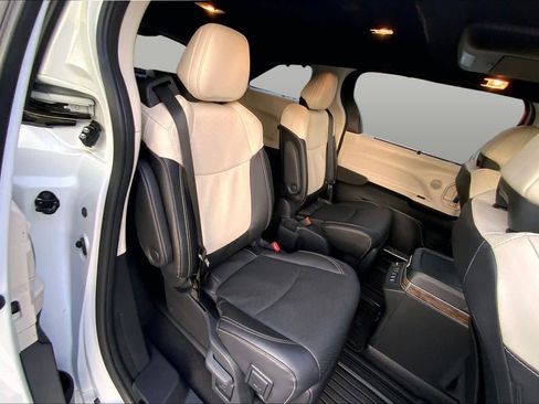 Used 2025 Toyota Sienna Platinum AWD/4WD image 19