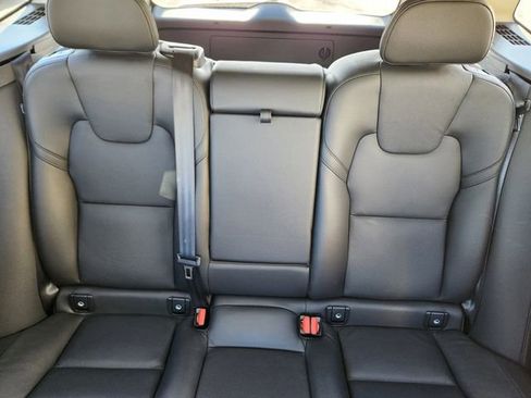 Certified 2022 Volvo XC60 B5 Momentum image 16