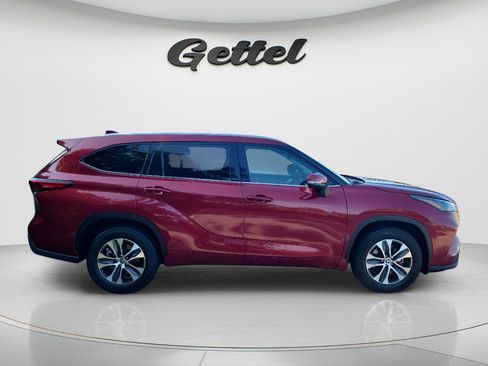 Used 2022 Toyota Highlander XLE FWD image 4