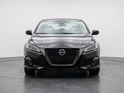 Used 2025 Nissan Altima 2.5 SV FWD image 2