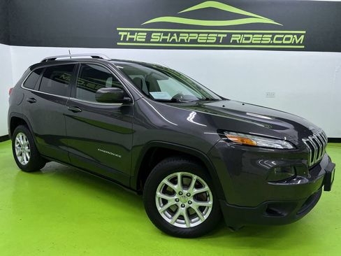 Used 2018 Jeep Cherokee Latitude Plus w/ Cold Weather Group FWD image 1