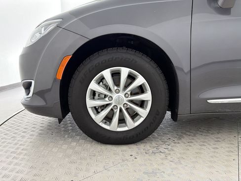 Used 2018 Chrysler Pacifica Touring-L FWD image 12