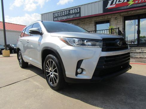 Used 2017 Toyota Highlander SE FWD image 6