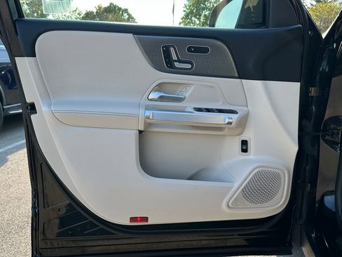 Used 2023 Mercedes-Benz GLB 250 4MATIC w/ Premium Package image 15