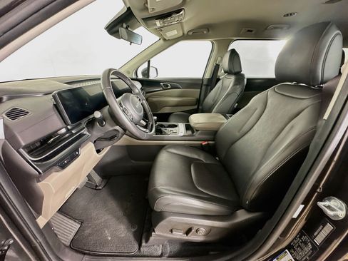 Used 2025 Kia Carnival FWD image 13