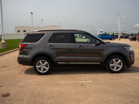 Used 2017 Ford Explorer XLT AWD/4WD image 8