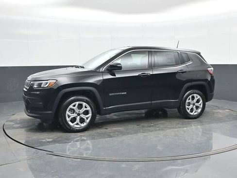 Used 2025 Jeep Compass Sport w/ Mopar Graphics Package AWD/4WD image 9