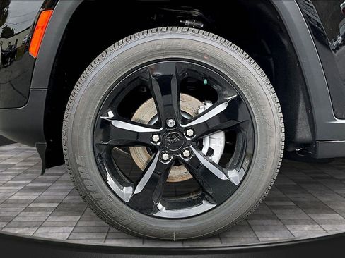 New 2025 Jeep Grand Cherokee Altitude image 11