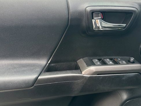 Used 2021 Toyota Tacoma TRD Sport image 11