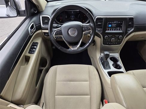 Used 2019 Jeep Grand Cherokee Laredo image 12