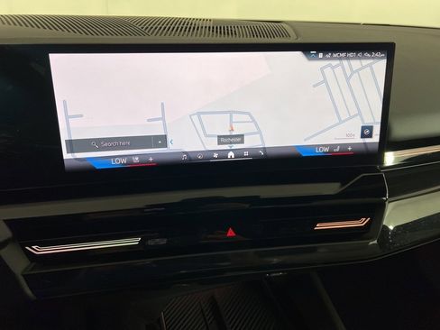 Used 2025 BMW 530i xDrive w/ Premium Package image 17