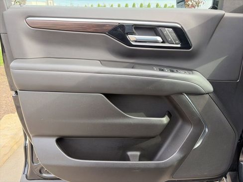 Used 2025 Chevrolet Suburban Z71 AWD/4WD image 54