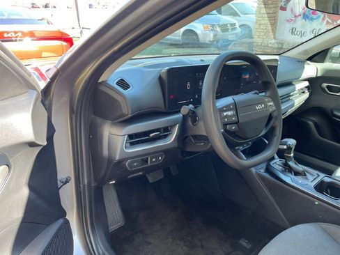 Used 2025 Kia K4 LXS image 33