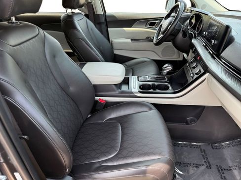 Used 2024 Kia Carnival LX image 15