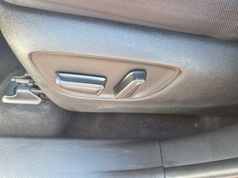 Used 2023 Toyota Highlander LE AWD/4WD image 31