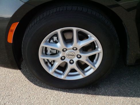 Used 2023 Chrysler Pacifica Touring-L image 15