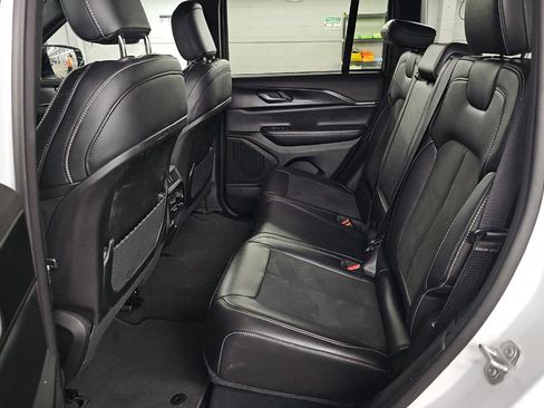 Used 2024 Jeep Grand Cherokee Altitude image 10