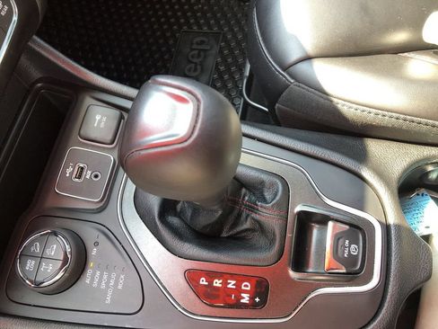 Used 2020 Jeep Cherokee Trailhawk w/ Cold Weather Group AWD/4WD image 19