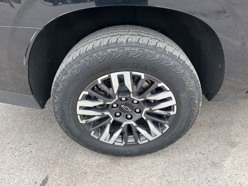 Used 2025 Chevrolet Suburban Z71 image 16