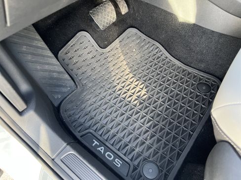 Certified 2025 Volkswagen Taos SE w/ Panoramic Sunroof Package image 15