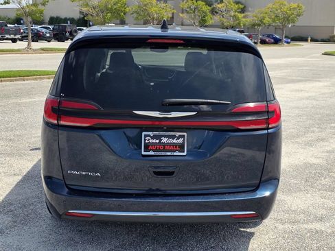 Used 2023 Chrysler Pacifica Touring-L FWD image 4